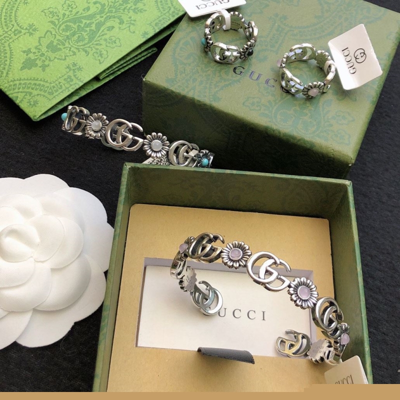G*u*i bracelets